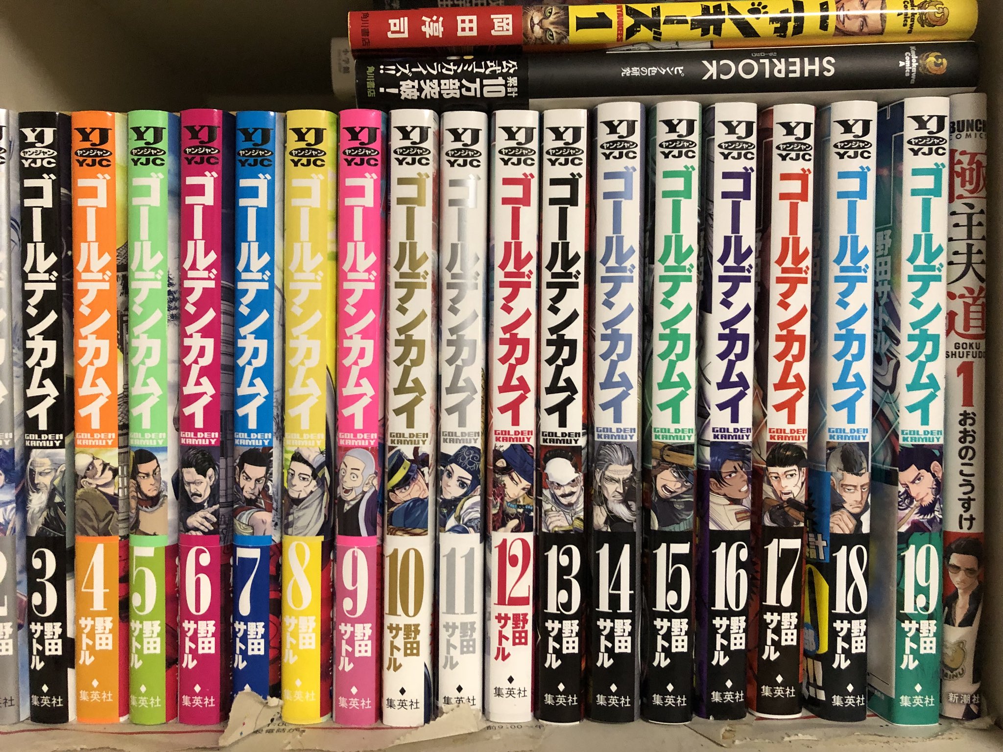 スミダカズキ ゴールデンカムイ なんだけど 杉元とアシリパさんが離れ離れになるキッカケの網走監獄編が始まる巻 から帯の色がずっと真っ黒なんだね そして19巻で色がついてる T Co Eygcmtjxrm Twitter