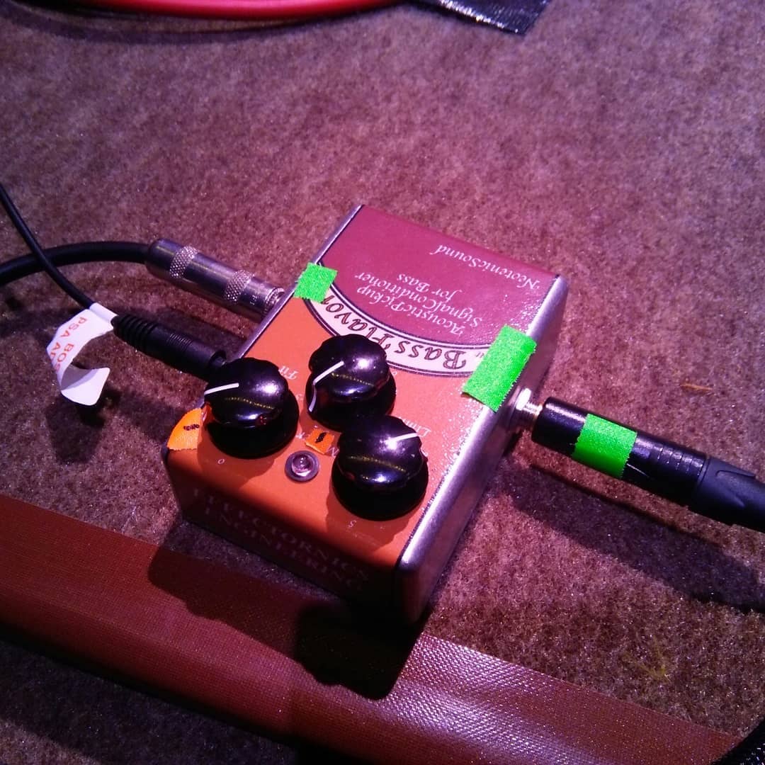 EFFECTORNICS's tweet photo. 今日の現場はこちら。
葉加瀬太郎さんのコンサートツアー大阪公演でフェスティバルホールにお邪魔しました。
川崎哲平さんのウッドベースとチェロの柏木広樹さんには新作の【 #BassFlavor 】が、田中義人さんのギターには【 #MagicalForce 】が導入されてのステージです。
https://t.co/yEtEB2iMIS https://t.co/obCfg14u0q