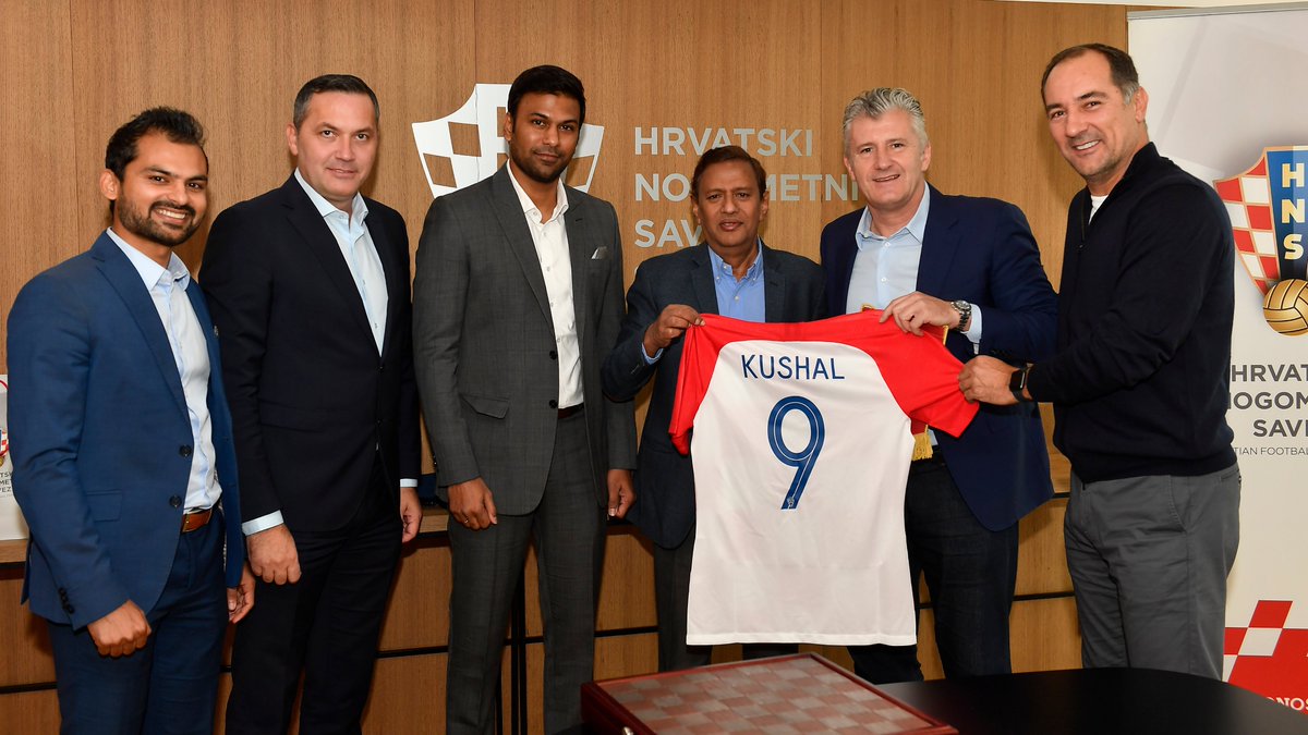 HNS_CFF's tweet photo. 🇭🇷🇮🇳 Croatian Football Federation and president Davor Šuker host @IndianFootball representatives, including national team head coach Igor Štimac, former #Croatia international.

#BeProud #Family https://t.co/WOSMn38rrA
