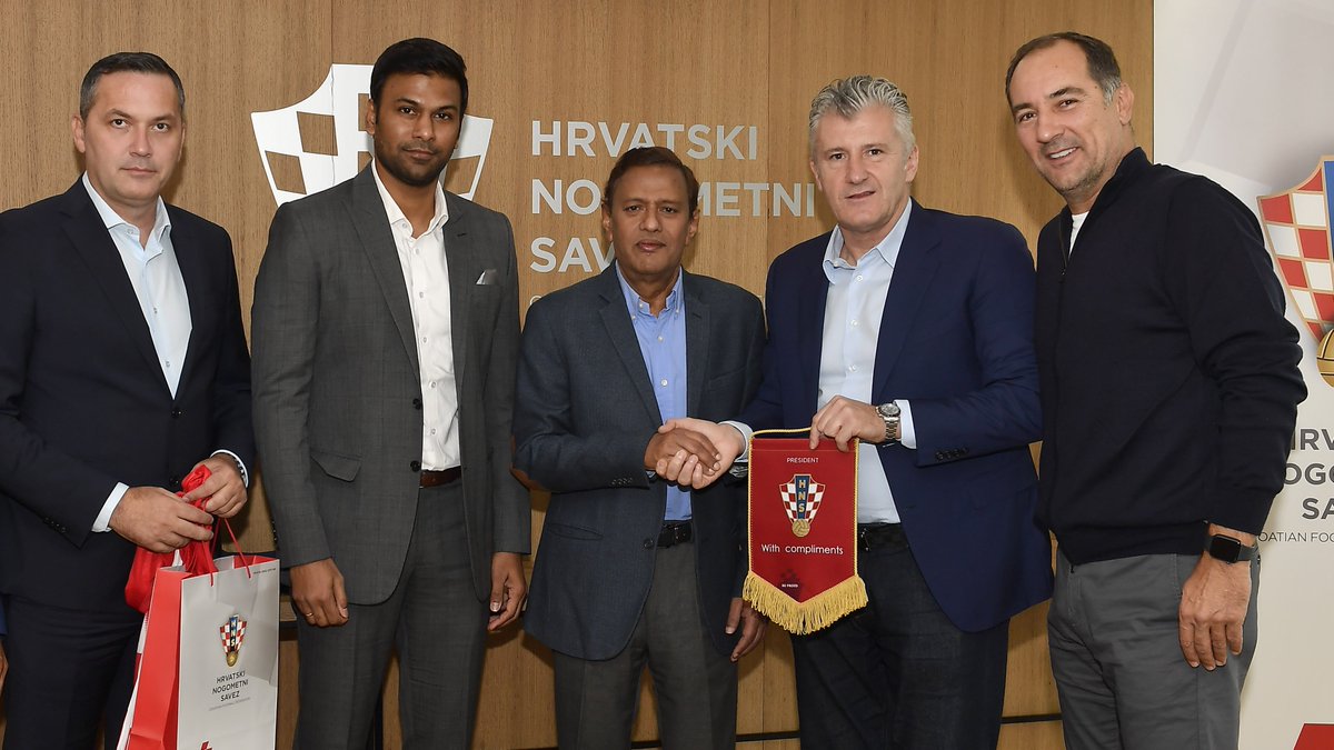 HNS_CFF's tweet photo. 🇭🇷🇮🇳 Croatian Football Federation and president Davor Šuker host @IndianFootball representatives, including national team head coach Igor Štimac, former #Croatia international.

#BeProud #Family https://t.co/WOSMn38rrA