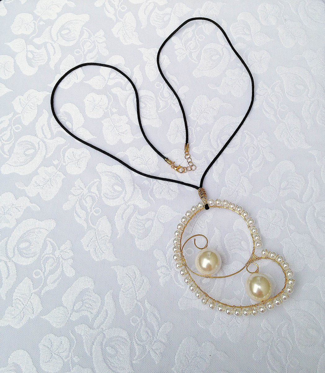 hvaradhan's tweet photo. Large Pearl Beaded Pendant https://t.co/Teww96mELi via @EtsySocial #beaded necklace #metal beaded ncklace #Roundpearls #largepearls https://t.co/U8zbw4EdME