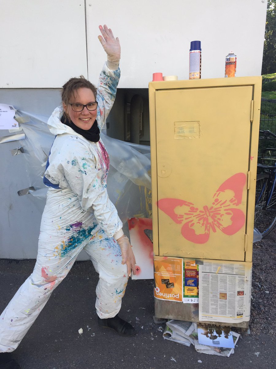 StephanyMazon's tweet photo. We still have a bit over 2 hrs to Paint Science in Helsinki!! Learn to do #streetart while we discuss any climate science questions you have!  #scienceinhelsinki #ClimateChang @INAR_fin https://t.co/JRxdhDfO1e
