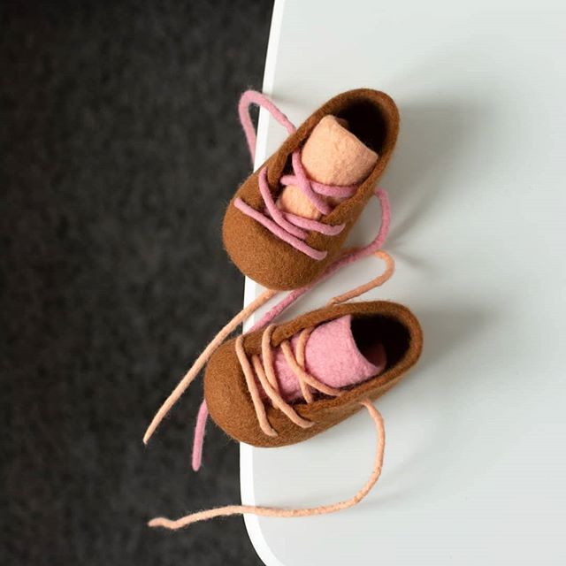 Reposted from <a href="/musiumuse/">MUSIU-MUSE</a> -  Back to Fall. Moody but colorful. 🍂🍁🧣
.
.
.
.
#babyphotoprops #babybooties #merinowool #feltmaking #feltedslippers #babygirloutfit #babygifts #firstshoes #handcrafted #sustainablefashion #etsykids #etsylithuania #Etsy #fall2019 #autumnfashion #hyg…