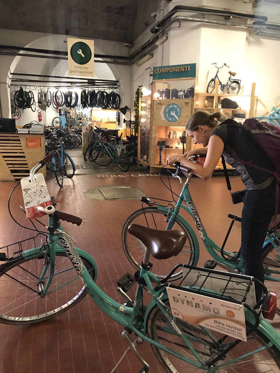 carnetdescapade's tweet photo. 🇮🇹 Hier avec @YummyPlanetBlog, on a loué des vélos 🚲 et on est allées se balader dans #Bologne - Trop sympa! 😍 #inEmiliaRomagna #STSRavenna #vélo https://t.co/bhzrTAweR8