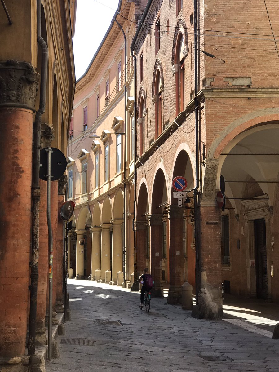 carnetdescapade's tweet photo. 🇮🇹 Hier avec @YummyPlanetBlog, on a loué des vélos 🚲 et on est allées se balader dans #Bologne - Trop sympa! 😍 #inEmiliaRomagna #STSRavenna #vélo https://t.co/bhzrTAweR8