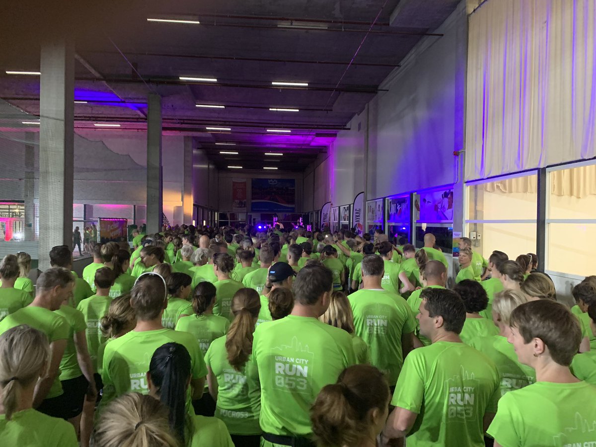 typmiep's tweet photo. Wat was het weer leuk #UCR053 
Met @Charon005 en @OosterwijkPeter en zo’n 997 anderen dwars door o.a. @hollandcasino, @DecathlonNED, @FelliniEnschede, @LimeSquare,@Menzis, @Saxion en de Grote Kerk #dwarsdoordestad #trapop #trapaf https://t.co/HoDhuwjc1O
