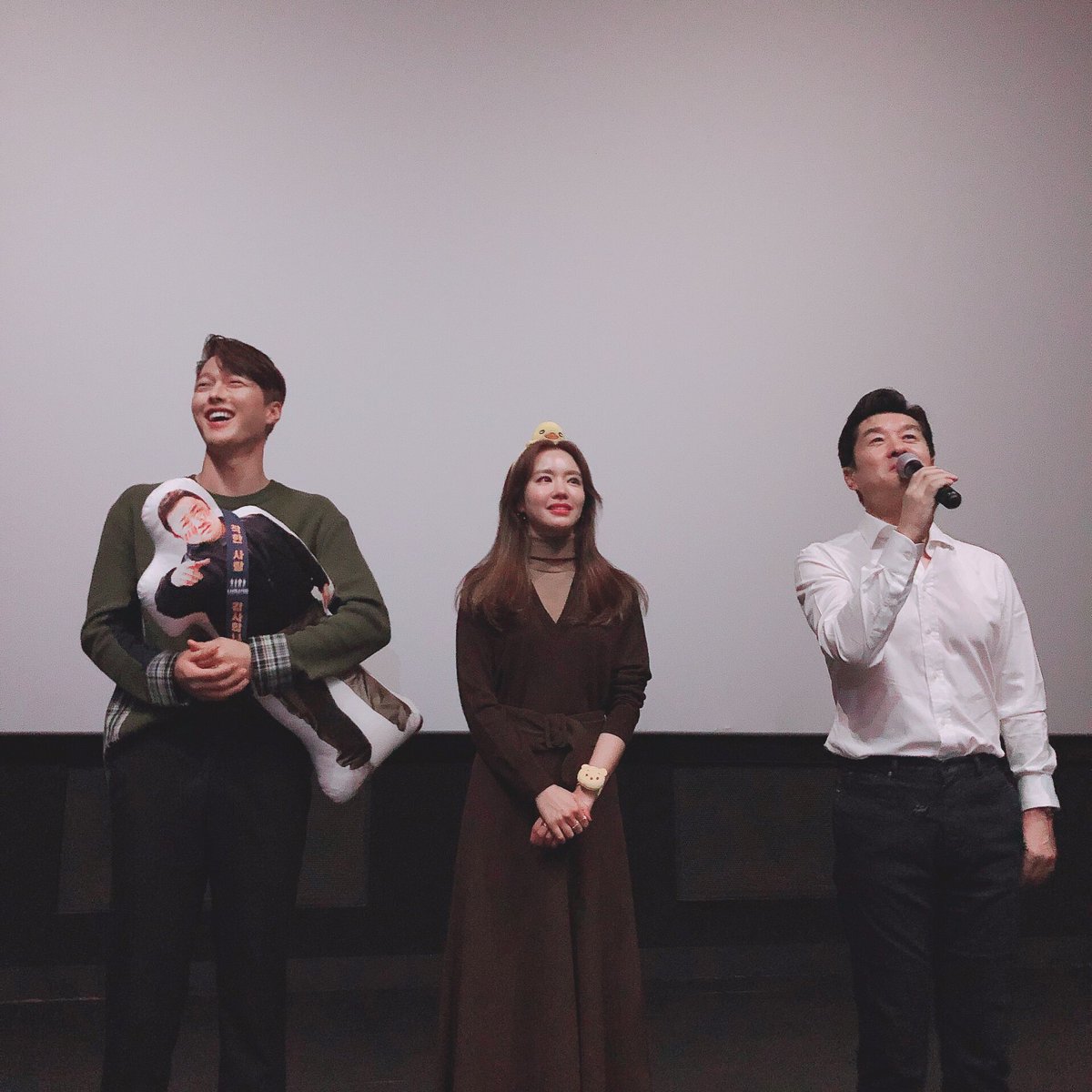 CJENMMOVIE's tweet photo. 관객분들과 🍯 떨어지는 하루를 보낸 나쁜 녀석들!💖
오늘도 함께 해주신 관객 여러분 감사합니다 (｡♥‿♥｡)
재밌으면? 소문내고! 다음주도 나쁜 녀석들과 함께!✨

#마동석 #김상중 #김아중 #장기용
#나쁜녀석들 #나쁜녀석들_더무비 #절찬상영중 https://t.co/MmD06NBOvE