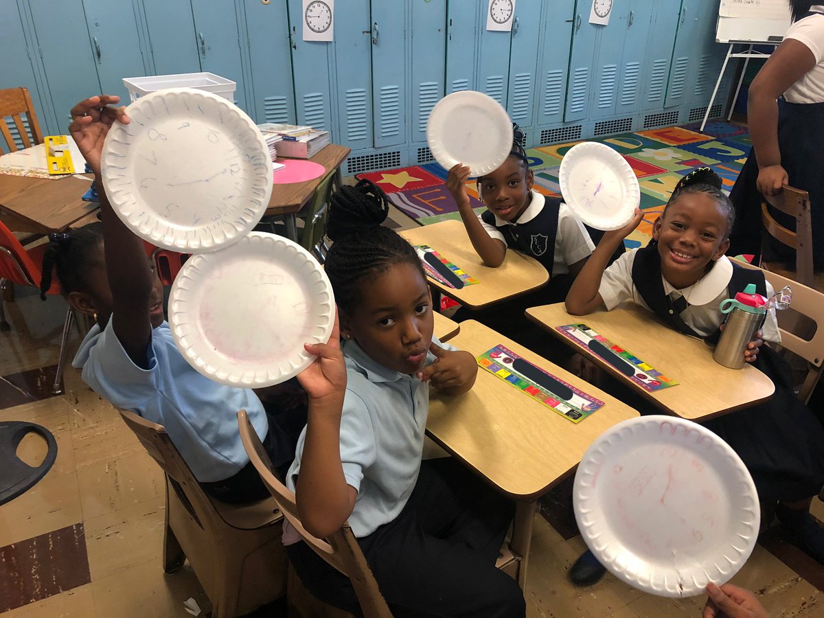 MissDrexler_'s tweet photo. Last week, we created analog clocks out of paper plates to practice telling time!! #secondgradecrew #Allsmilesin2nd https://t.co/Tzd8SJToii