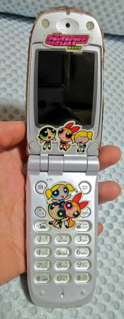 大昔の #ドコモ のガラケーなら 机にしまったまま今もすぐ出せる(笑