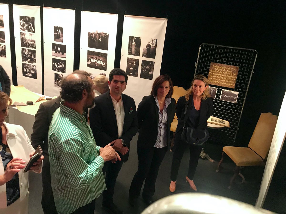 iledefrance's tweet photo. #JEP2019 📣 Le théâtre de #Bligny est un site labellisé « Patrimoine d’intérêt régional » ! 📸 @GrosAurelie a procédé au dévoilement de la plaque #PatrimoineIDF hier, à l’occasion des Journées européennes du patrimoine. https://t.co/mcyDIKSQFq