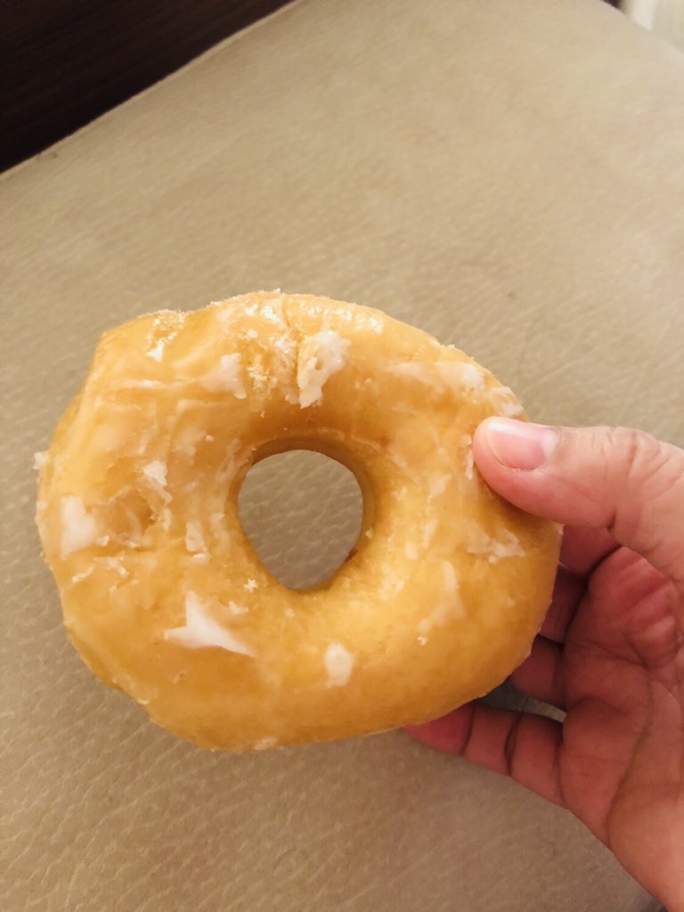 lavleeferlenssi's tweet photo. My #SnackToday is this glazed donut from @dunkindonuts 🍩 Where’s my coffee? ☕️ #Zomato #ZomatoQatar #Doha #Qatar #MyHealthMyWealth #SweetTooth #DiningInDoha https://t.co/QPcRmkAbqn
