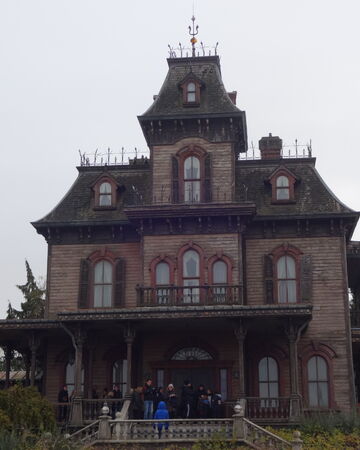 みつき それから何年か経って1955年にディズニーランドがオープンして 始めての拡張エリア ニューオーリンズスクエア を作ることになりました 19世紀のニューオーリンズを再現したこのエリアは 東京ディズニーランドのアドベンチャーランド内にも