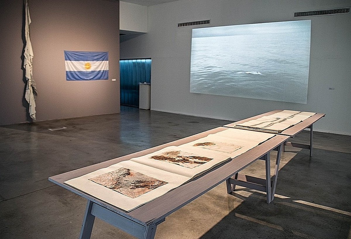 constanzaecheve's tweet photo. Es muy raro que no salga en ninguna parte la exposición #MaresBlancos - #MarArgenta de #HernanCruzSomavia, curada por @InesOrtegaM en el único centro cultural de #Chile fuera de sus fronteras: #CCMatta de la embajada en BA @dirac_chile @Minrel_Chile ¡Arte Contemporáneo Chileno! https://t.co/0UTBgflFeg