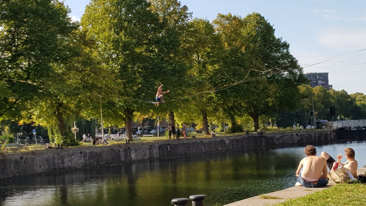 .#zondagmiddagdingen  over het #merwedekanaal en uit <a href="/Kanaalzicht/">Café Kanaalzicht</a> komt #10cc muziek. Daarom is  #Utrecht top!