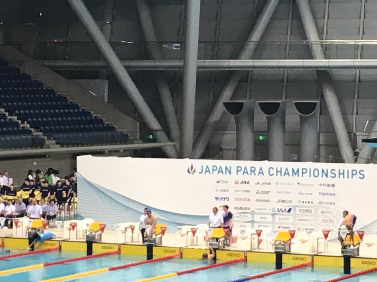 wase_sand's tweet photo. 昨日はジャパンパラ水泳競技大会に行ってきました！

泳ぎ方はもちろんだけど、一人ひとり工夫が施されていて勉強になったわ…！

（飛び込み台使用・水中から・サポートの人に体を支えながらスタートしたり、視覚障害のクラスではゴール手前で体に棒で触れて合図出したり）

#パラ水泳 https://t.co/dKKgrfgiIr