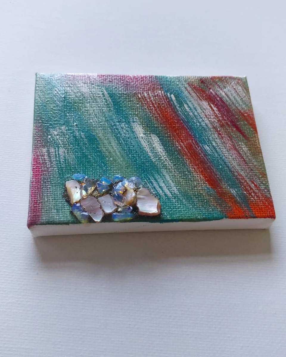 _daisysweet's tweet photo. #CanvasPaintings that include #RawCrystals & #Stones are another staple of my #SweetSolsticeShop
This mini 3ร3 Oil Painting includes Mother of Pearl Chips, Opal & shredded sparkling Gold Pyrite
#artsyfartsy
#painting
#oilpainting
#canvasart
#instaart https://t.co/ynyj4HgdIm