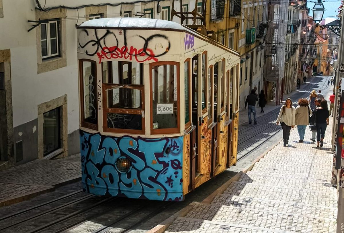 #Lisbon #lisboa #streetcar #street #citylife #Portugal 🇵🇹 #graffiti #graffitigram