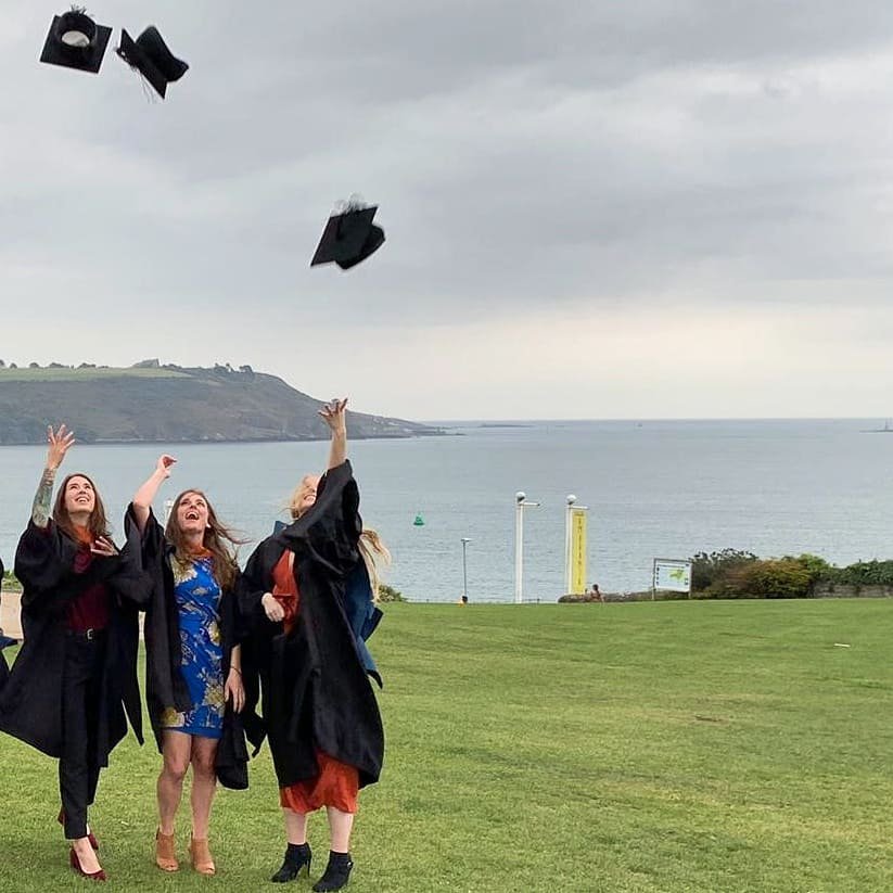 _outreachOT's tweet image. Ecstatic to graduate from @PlymUni with a BSc in OT (&amp;amp; the Elsevier award for the highest grade 😳 - enough with the boffin comments 😂) So thankful to have had this lot by my side through the highs &amp;amp; lows + @karenbeaulieuOT @alisonfwarren for the extra support! Congrats all! 👩🏻‍🎓