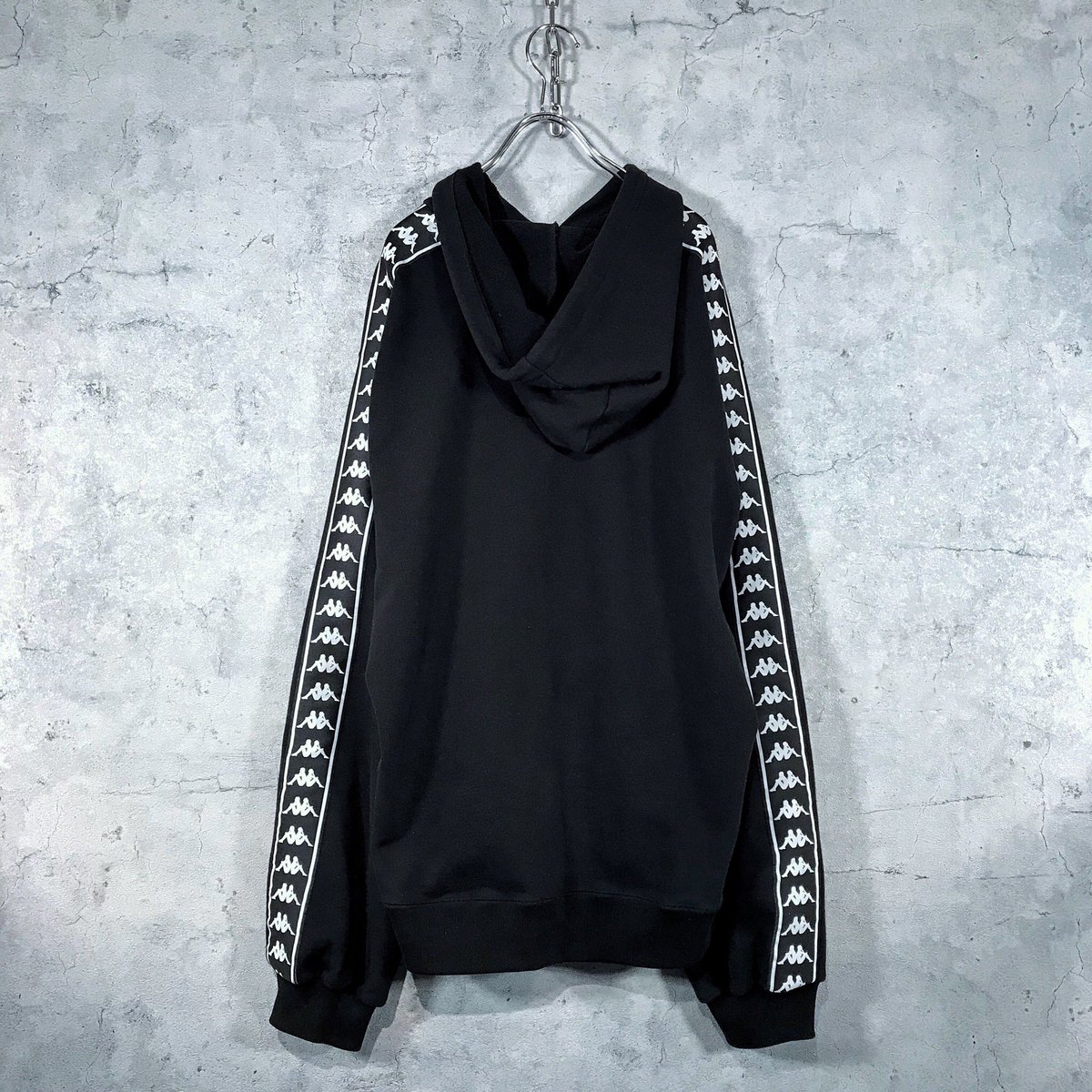 used_orikata's tweet photo. 【25000人突破記念プレゼント企画】

・ Gosha Rubchinskiy × kappa
     Arm logo black hoodie

・Kappa
    Black knit logo vest

当選人数
各アイテム1名様

参加条件
このツイートをRT &amp; 折形をフォロー

期間 9月末〆

たくさんのご応募お待ちしております。 https://t.co/bZvkuiQkFZ