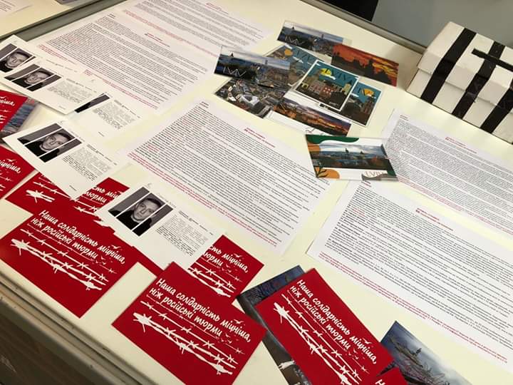 SaveSentsov's tweet image. Сьогодні ви можете знайти #SaveOlegSentsov на Книжковому форумі у Львові та написали листа бранцям Кремля

Нас можна знайти у Паліці мистецтв (вулиця Миколи Коперника, 17) на третьому поверсі, одразу навпроти входу до 20:00.

Листи писати важливо. Наші бранці їх щиро чекають.