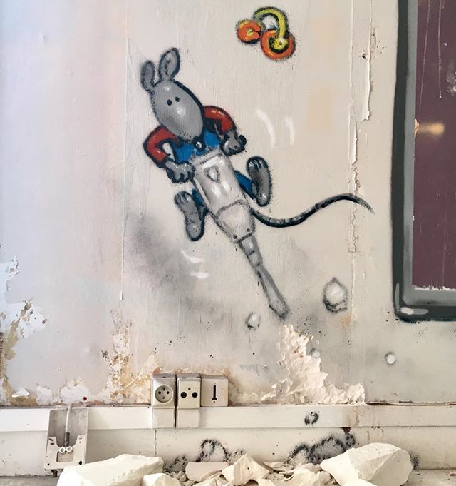 @le_voyage_de_gagarine #travaux #trudesouris #ivry #gagarine #rat #rats #mouses #streetrat #installation #urbex #graffiti #marteaupiqueur #chantier #flat #apartment #appartement #visites ift.tt/2OePu8X