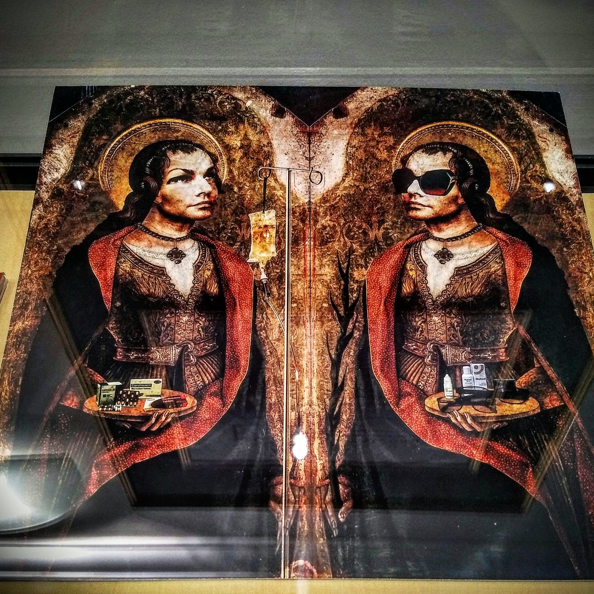 LuHauckS's tweet image. 'Pathos Ocularis - the Beautiful and the Curious' is now open! I hope those who visit it will enjoy it! Thanks you @CollegeOptomUK ! Here, my self-portrait as Saint Lucy, a fusion of Crivelli's work, eye pathology and contemporary medicine. #art #OPENHOUSE2019 #optometry #stlucy