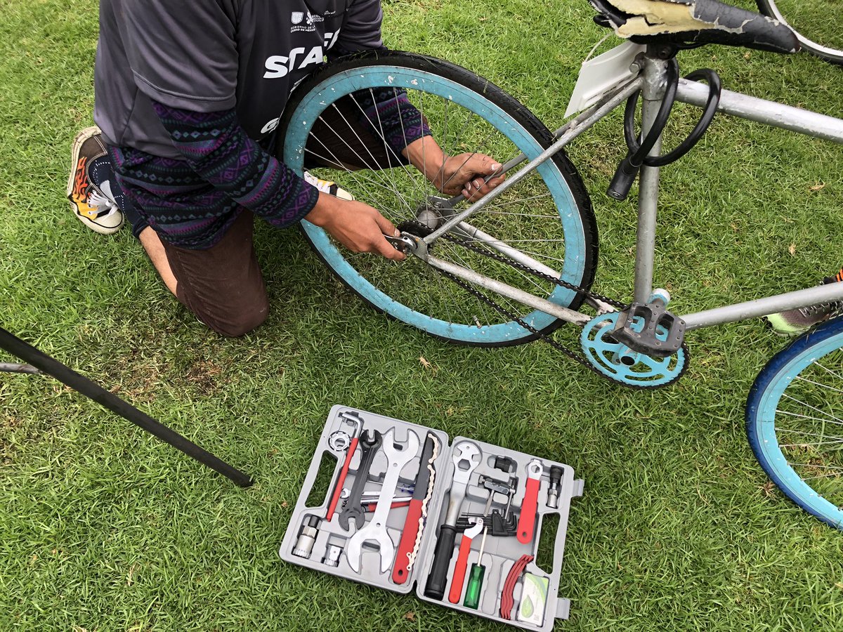 ReinsercionCDMX's tweet photo. Nuestros mecánicos pertenecientes al programa “Impulso Laboral” continúan con las labores de mecánica auxiliando a los competidores del #GFMX que experimentaron problemas técnicos con sus bicicletas 🚲 https://t.co/oUlJYZlB4D