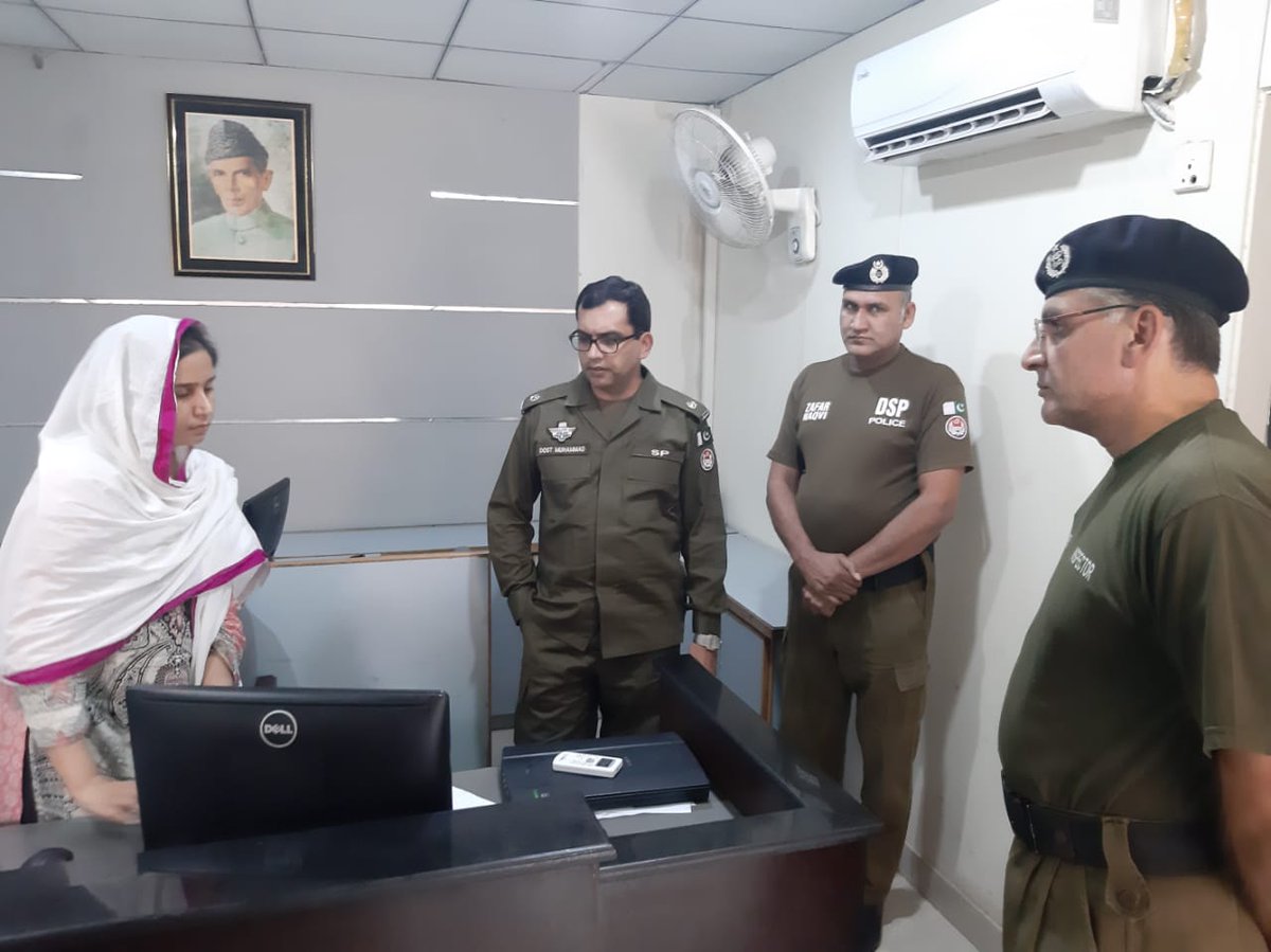 Lahorepoliceops's tweet photo. ایس پی سول لائنز کیپٹن (ر) دوست محمد کا تھانہ گھڑی شاہو اور پرانی انارکلی کاسرپرائز وزٹ/دورہ. تھانہ کے ریکارڈ اور اہلکاران و افسران کی حاضری کو چیک کیا. حوالات کی صفائی اور قیدیوں کی حفاظت کے اقدامات کا جائزہ لیا
#SPCivilLine #Surprisevisit #PSGarhiShahu #PSOldAnarkali #Lahore https://t.co/qAJXOrdmaS