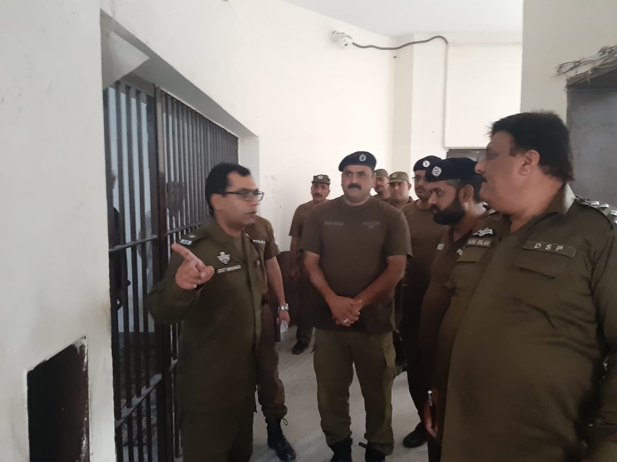 Lahorepoliceops's tweet photo. ایس پی سول لائنز کیپٹن (ر) دوست محمد کا تھانہ گھڑی شاہو اور پرانی انارکلی کاسرپرائز وزٹ/دورہ. تھانہ کے ریکارڈ اور اہلکاران و افسران کی حاضری کو چیک کیا. حوالات کی صفائی اور قیدیوں کی حفاظت کے اقدامات کا جائزہ لیا
#SPCivilLine #Surprisevisit #PSGarhiShahu #PSOldAnarkali #Lahore https://t.co/qAJXOrdmaS