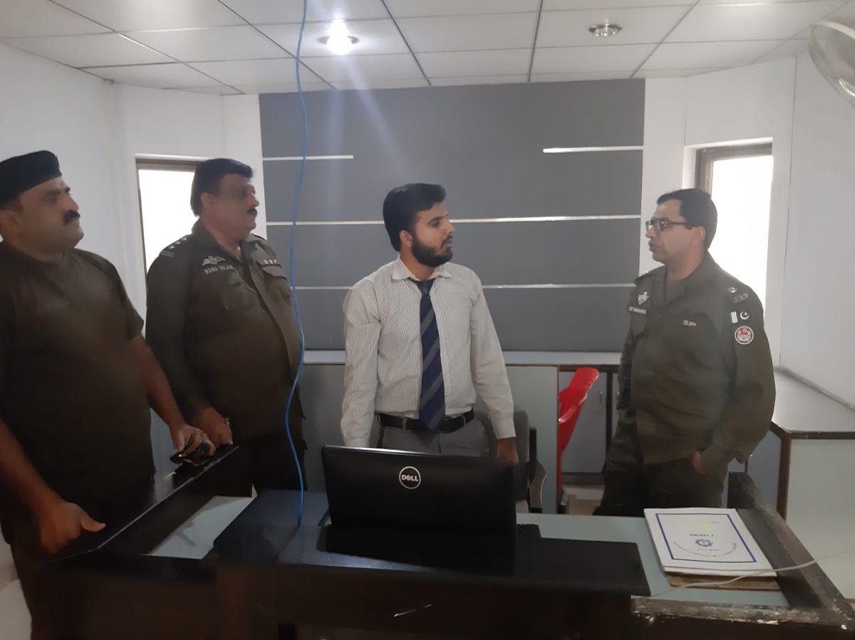 Lahorepoliceops's tweet photo. ایس پی سول لائنز کیپٹن (ر) دوست محمد کا تھانہ گھڑی شاہو اور پرانی انارکلی کاسرپرائز وزٹ/دورہ. تھانہ کے ریکارڈ اور اہلکاران و افسران کی حاضری کو چیک کیا. حوالات کی صفائی اور قیدیوں کی حفاظت کے اقدامات کا جائزہ لیا
#SPCivilLine #Surprisevisit #PSGarhiShahu #PSOldAnarkali #Lahore https://t.co/qAJXOrdmaS