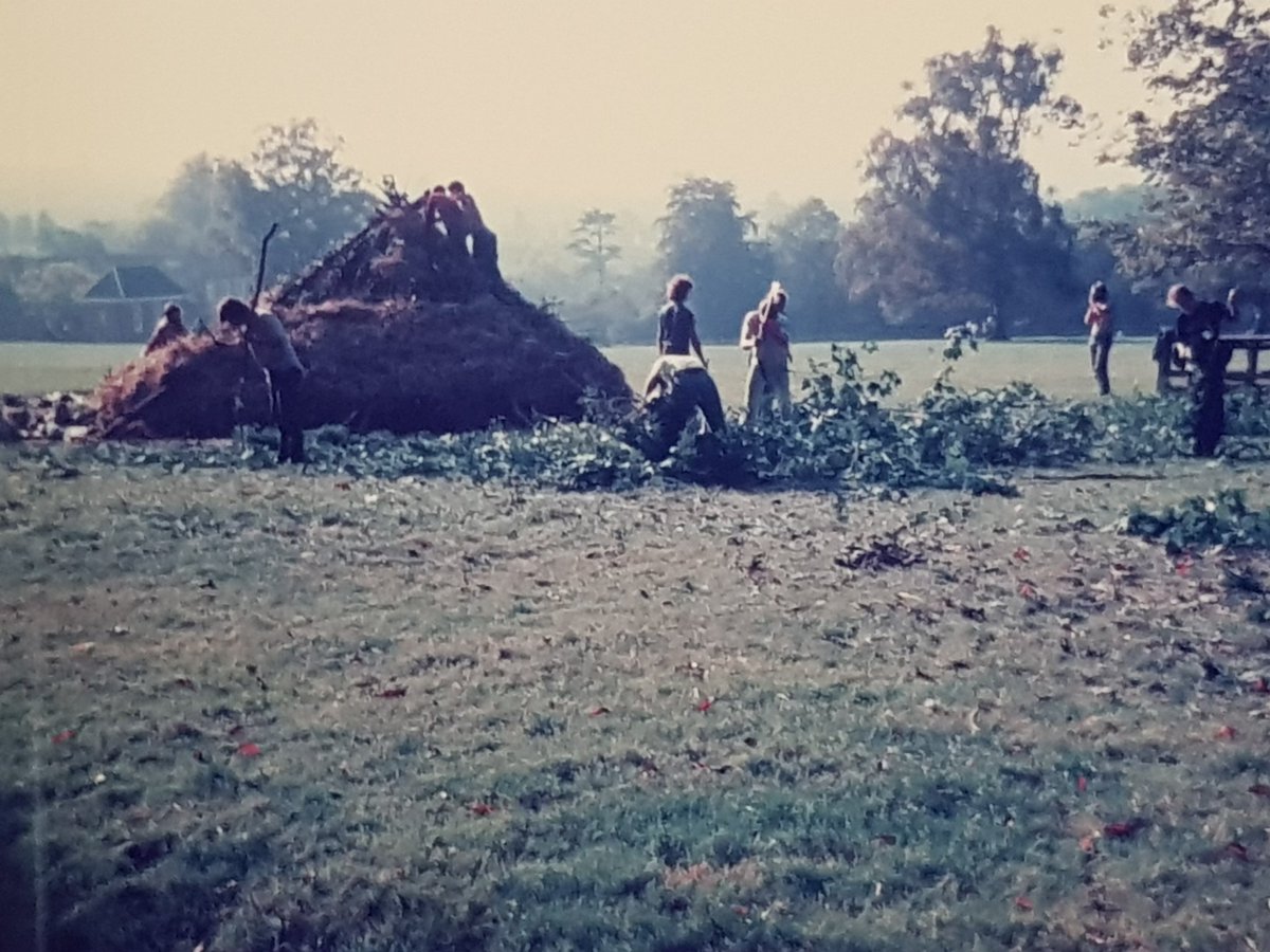 Durotrigesdig's tweet photo. Good to hear @UCLarchaeology #PrimTech is still an integral part of #FreshersWeek and v pleased to see it's now @butserfarm with @MatthewPope. Back in 1986, we had to build our own roundhouse first....
...although fun (!) it was not the most accurate of Iron Age reconstructions https://t.co/DiEXo11hxP