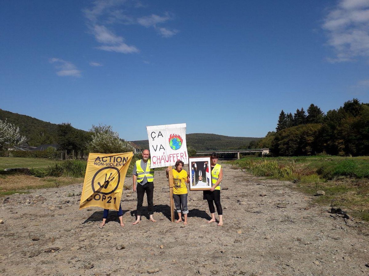 📣Sortie d'#EmmanuelMacron dans les #Ardennes.
Les militants d'#Anvcop21 lui ont montré cette rivière, la Semoy,  dans laquelle nous arrivons tout juste à faire trempette. Elle connait les plus bas niveaux qui ne se soient jamais vus de mémoire d'homme.
#grevepourleclimat