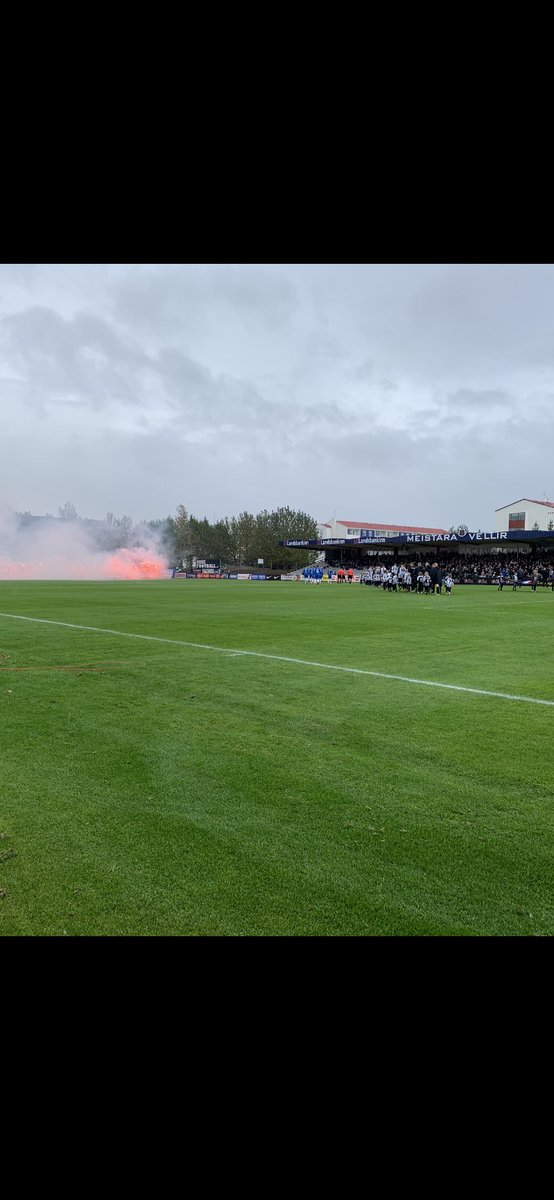 Búin að tárast tvisvar áður en leikurinn byrjar. Gott að það er rigning.