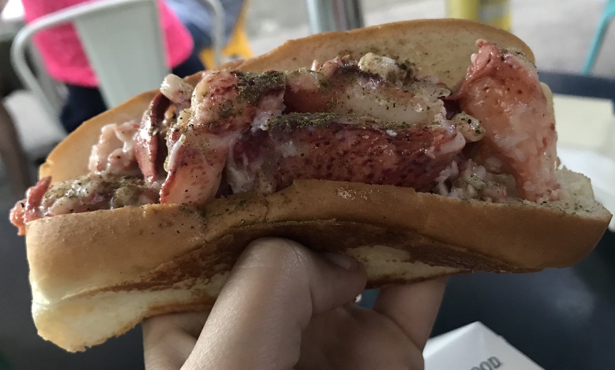 Viaggiarte_org's tweet photo. If you are looking for a tasty lobster 🦐 in NY, just try the lobster roll at Luke’s: delicious 😋
With Sunset 🌅 and #Brooklyn bridge 😍
#Tastethesource @LukesLobster
#NewYork #Travel #Food https://t.co/Sy9NC3NE9p