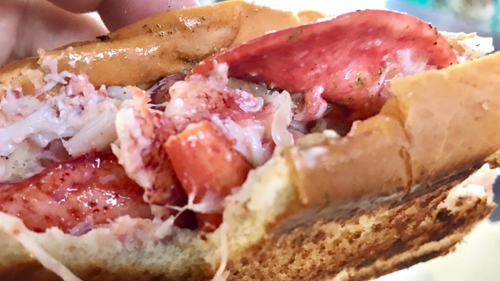 Viaggiarte_org's tweet photo. If you are looking for a tasty lobster 🦐 in NY, just try the lobster roll at Luke’s: delicious 😋
With Sunset 🌅 and #Brooklyn bridge 😍
#Tastethesource @LukesLobster
#NewYork #Travel #Food https://t.co/Sy9NC3NE9p