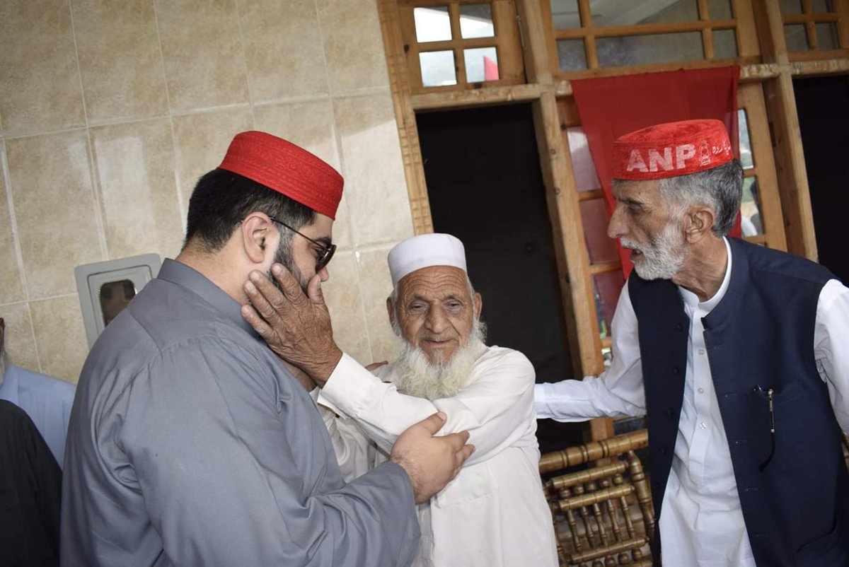 ZainkhanANP's tweet photo. اخـــر به دا ســـړې ضــــرور يو انقلاب راولي!!
دا چې کوڅه پۀ کوڅه ګرزي اؤ ياران جوړوي!!

ویاړ کوم په خپل مشر چې د خپل ورکر سرہ بې کچه مینه لري
@Ayakakarkakar2 @AimalWali @shahrazashah20 @Khadimhussain4 @NasirYousafzai0 https://t.co/wM9VYR4oGx