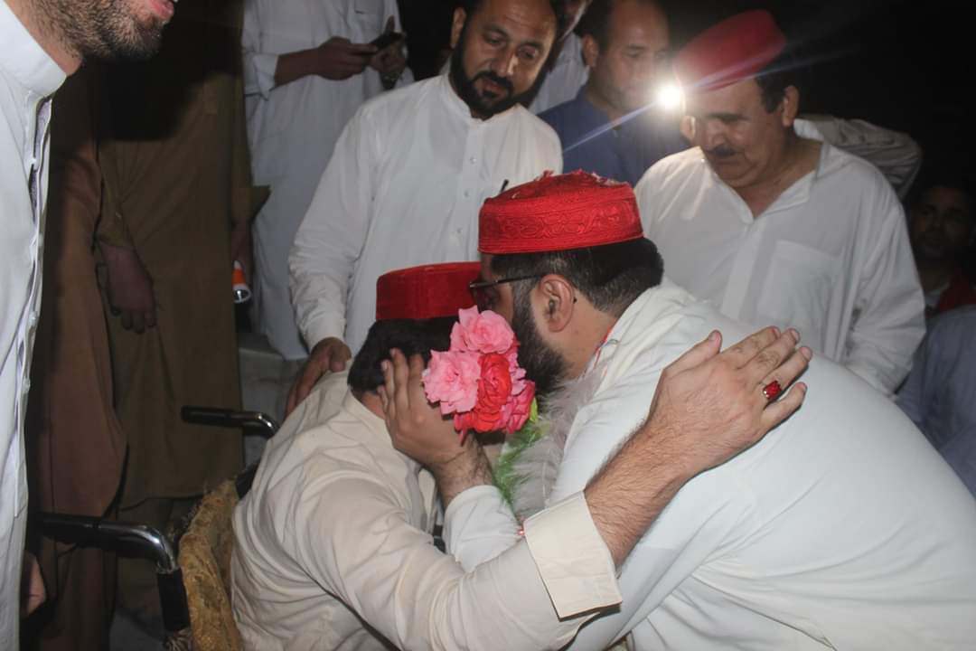 ZainkhanANP's tweet photo. اخـــر به دا ســـړې ضــــرور يو انقلاب راولي!!
دا چې کوڅه پۀ کوڅه ګرزي اؤ ياران جوړوي!!

ویاړ کوم په خپل مشر چې د خپل ورکر سرہ بې کچه مینه لري
@Ayakakarkakar2 @AimalWali @shahrazashah20 @Khadimhussain4 @NasirYousafzai0 https://t.co/wM9VYR4oGx