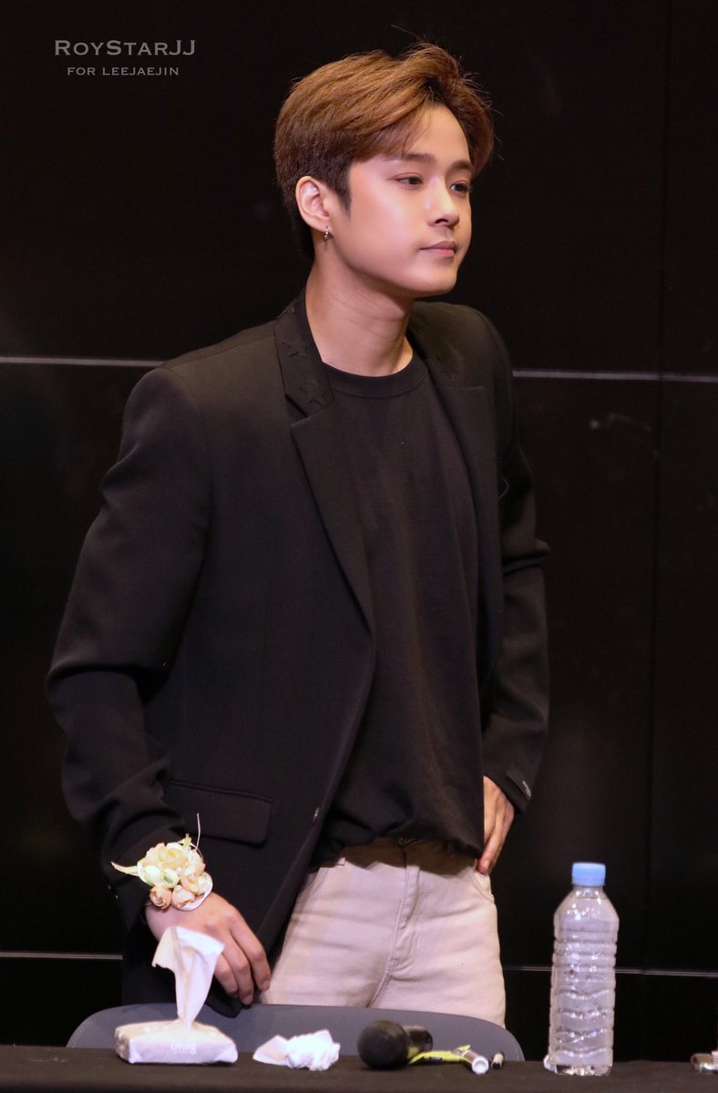RoyStarJJ's tweet photo. 20190920 슈피갠홀 팬싸인회

#ftisland #ft아일랜드 #이재진 #leejaejin 
@saicowow https://t.co/nUSGUCaBM3