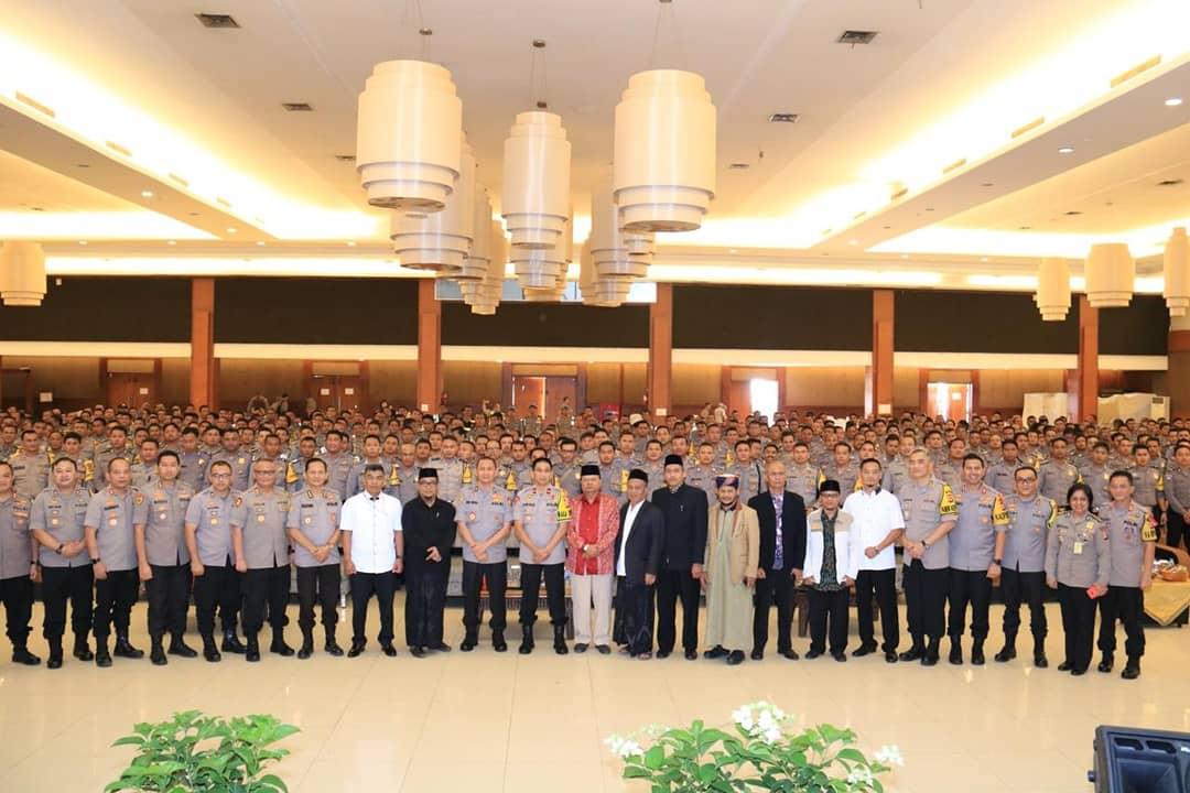 rg_rky's tweet photo. Tatap Muka &amp; Arahan As SDM Kapolri Wakapolda Jabar Kepada Bhabinkamtibmas Almarhum IPDA Erwin Yudha
#bidhumaspoldaaceh #multimediahumaspoldaaceh
#bidhumaspoldajabar #PolriPromoter #Polriprofesional 
#humaspolresacehsingkil
#polresacehsingkil
@divisihumaspolri 
@bidhumaspoldajabar https://t.co/jXHnrFlPZv