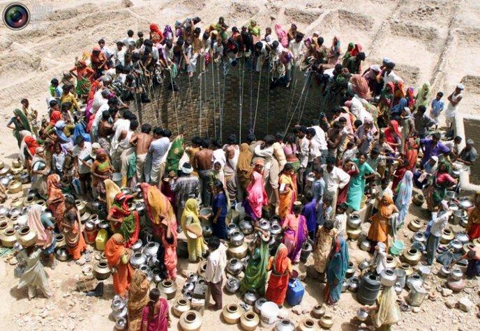 57- Des indiens se rassemblent autour d'un grand puit d'eau potable dans le village de Natwarghad