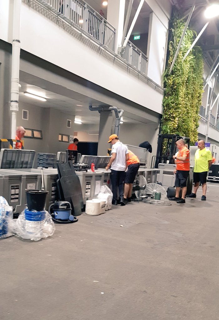 amritmc's tweet photo. Realest, most wonderful thing I've seen. An F1 driver full on sweating and helping his team pack post F1 race. Lead by example. It is always important. All the best @LandoNorris #LandoNorris #SingaporeGP #LegendsOfF1 https://t.co/sqZYISvELy