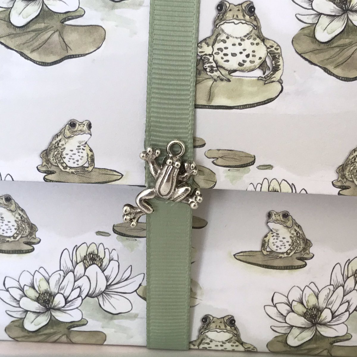 louise_watch's tweet photo. Hello everyone #HandmadeHour time again. 🐸 My favourite envelope make of the week has to be this adorable frog on a lily pad. 🐸 #frog #GiftEnvelope #fundraising #dystrophy #EtsySeller https://t.co/dmlb9tDJkn