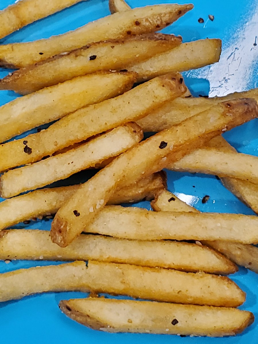 CRHRHockey's tweet photo. @vimandvictor @thestjames is known for tasty, healthy options and a good atmosphere. The fries have entered the #BestFries #TasteTest contest among #ourrinks. Current ranking: somewhere between tied #1 to #3. https://t.co/0eykrDxHba