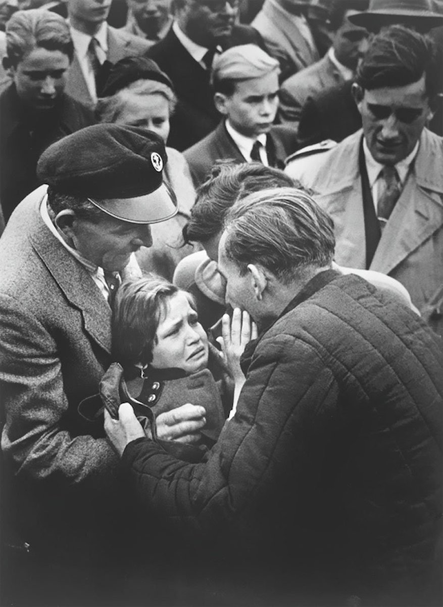55- Un enfant allemand revoit son père, soldat de la Seconde Guerre Mondiale, pour la première fois depuis ses un an (1956)