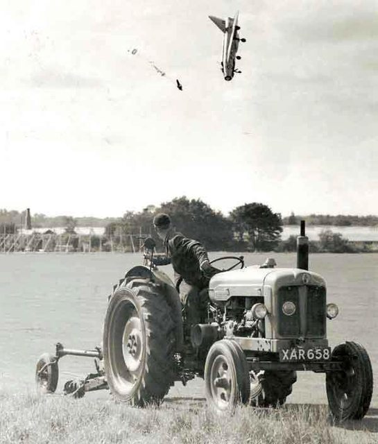56- Sur cette photo datant de 1962, le pilote George Aids s'éjecte de justesse d'un Lighting de la Royale Air Force qui crashe pendant un vol d'essai à Hatfield. Il s'en est sorti avec beaucoup de fractures.