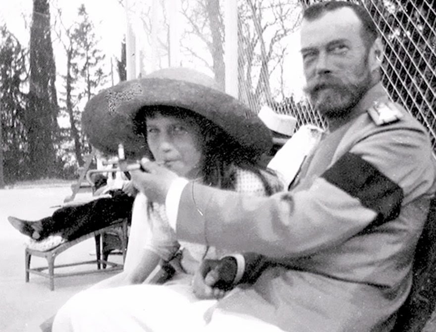 13- Le tsar russe Nicolas II autorise sa fille, la duchesse Anastasia, à fumer