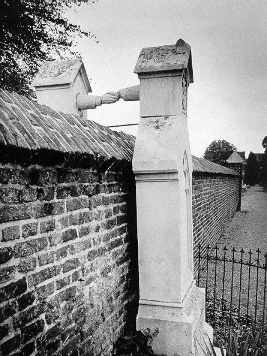12- Les tombes d’une femme catholique et de son mari protestant, séparées par un mur, reliées par le symbole de la poignée de main au sommet (Pays-Bas, 1888)