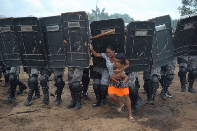 18- Une mère et son fils encerclés par des CRS brésiliens lors du mouvement des sans-terre en 2009.