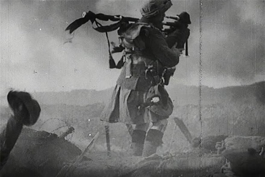 15- Un soldat écossais en kilt jouant de la cornemuse sur le champ de bataille durant la Première Guerre Mondiale, pour motiver les troupes