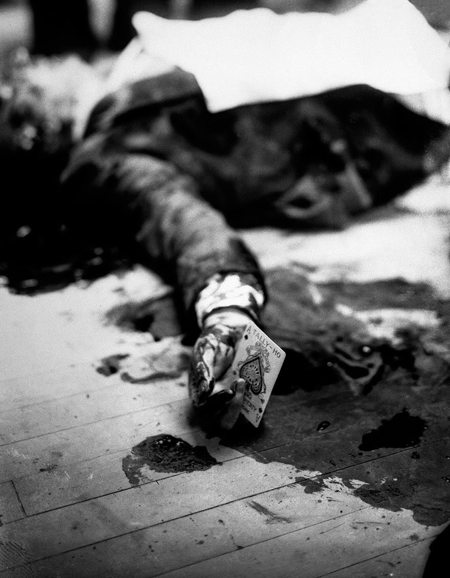 16- Joe Masseria, boss de la mafia de New-York, gisant sur le sol d’un restaurant de Brooklyn après son assassinat (1931)